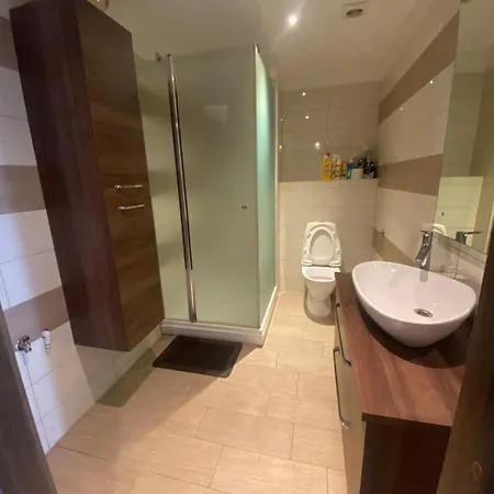 Renovated Place 5' From The Airport